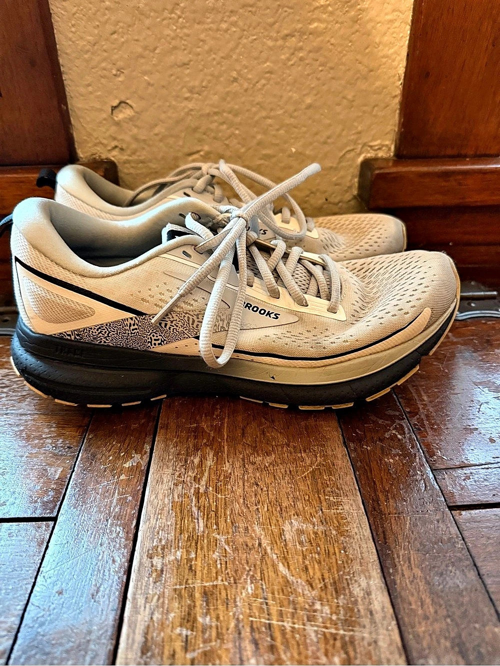 Brooks trace 3Women's Athletic Shoes White & Black